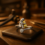 Ezüstgyűrű kutyával és cirkónia kövekkel.